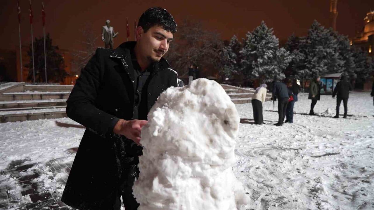 Kırıkkale'de Kar Yağışı Ulaşımı Etkiledi: 43 İlin Geçiş Güzergahı Beyaza Büründü