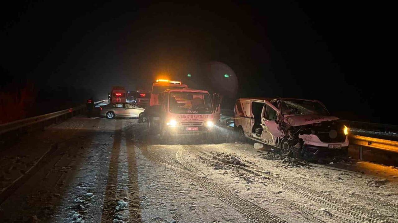Kırıkkale'de Kar Yağışı Zincirleme Kazaya Neden Oldu — Araç Kamerası Kayıtta