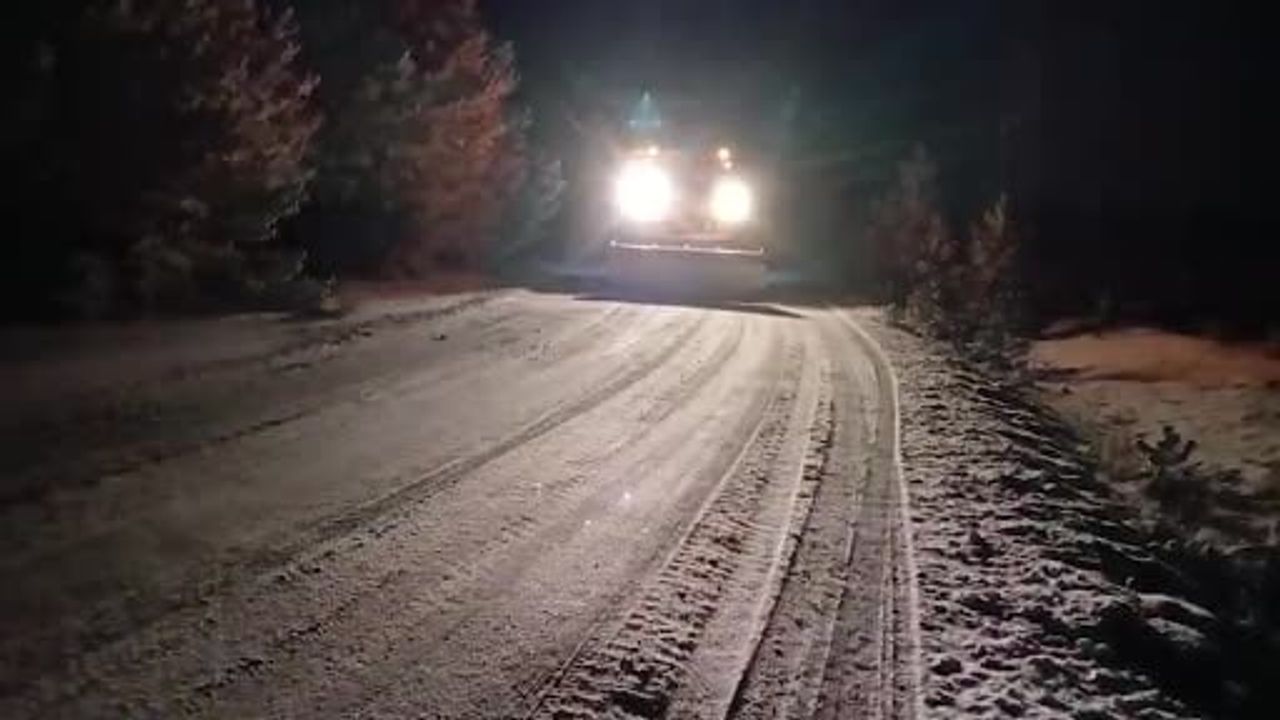 Kırıkkale'de Köy Yollarında Karla Mücadele: Tuzlama ve Kar Küreme