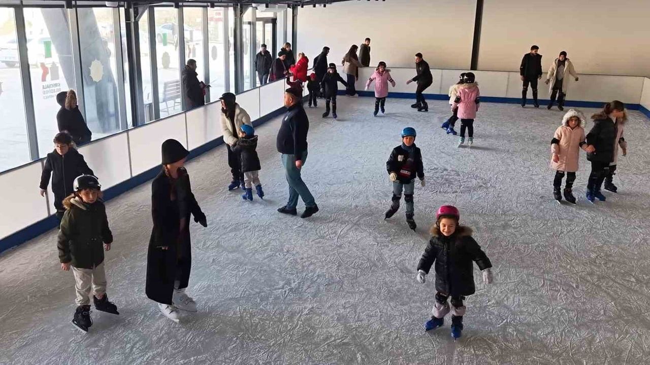 Kırıkkale’de Ücretsiz Buz Pisti Karnesini Getiren Çocukları Sevindirdi