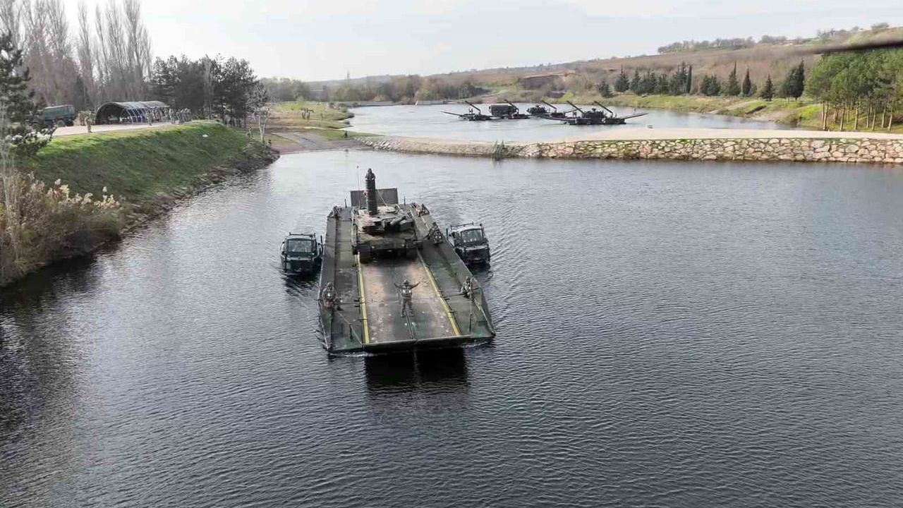 Kırklareli'de Durgun Sulardan Geçiş Eğitimi Tatbikatı — Zırhlı Araçlar Başarıyla Geçti