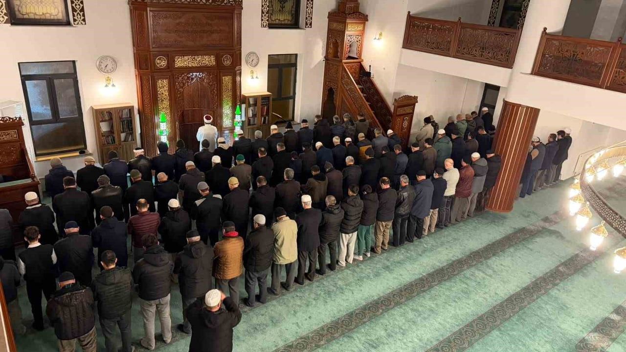 Kırklareli'de Pazar Sabah Namazı Buluşması: Vali Uğur Turan İstasyon Mahallesi Ulu Camii'nde