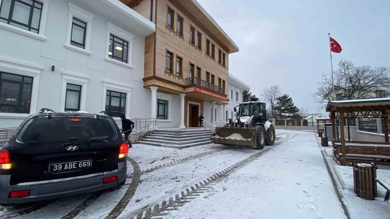 Kırklareli Demirköy'te Kar Etkili: Yol Açma ve Tuzlama Çalışmaları Sürüyor