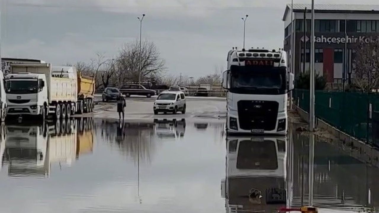 Kırklareli'nde Şiddetli Yağış: Başkan Bulut Sokaklarda Şiir Okudu