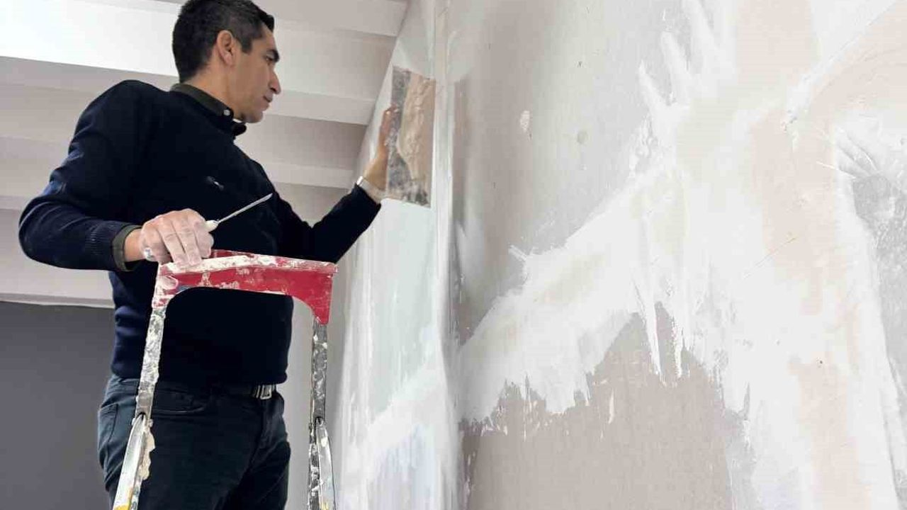 Kırklareli Üniversitesi Pınarhisar MYO Müdürü Can Demirel Tadilatları Bizzat Yapıyor