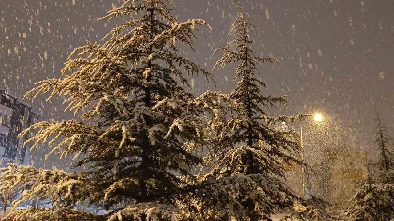 Kırşehir'de Lapa Lapa Kar: Vatandaşlar Gece Cadde ve Sokaklara Akın Etti