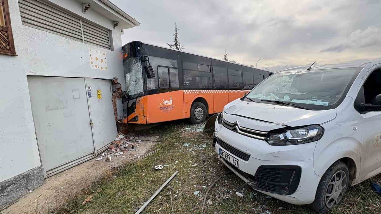 Kırşehir’de PTT Kargo Aracı Belediye Otobüsüne Çarptı — Araç İçi Kamera Kaydetti