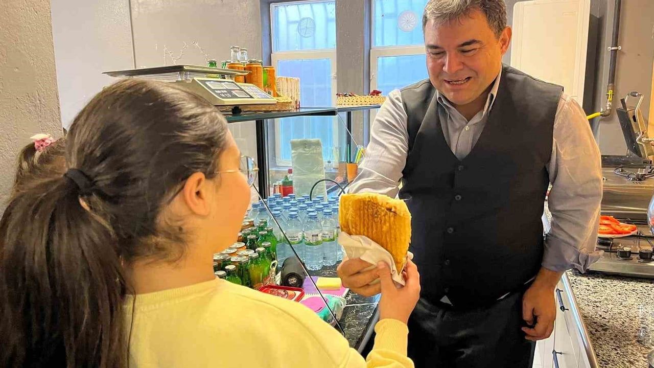 Kırşehir Vali Yardımcısı Alper Balcı Öğrencilerin Tostunu Yapıp Hesabını Ödedi