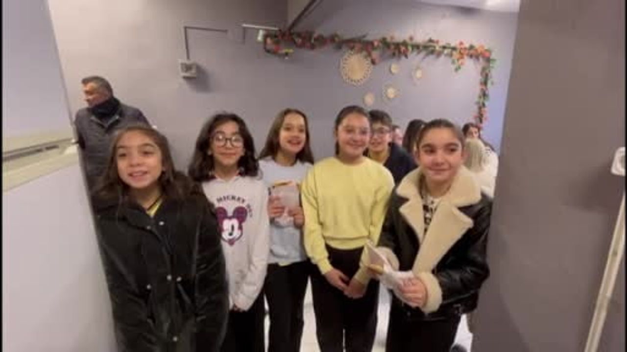 Kırşehir Vali Yardımcısı Alper Balcı, öğrencilerin tostunu yaptı ve hesabı ödedi