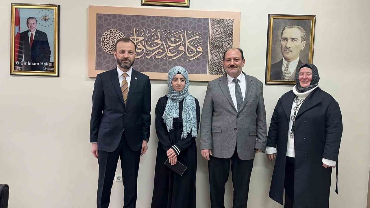 Kitap Okuma Yarışması'nda Türkiye Birincisi Hayrunnisa'ya Ödül