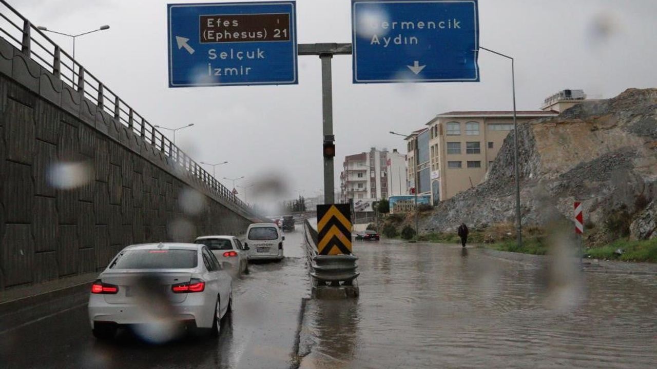 Kıyı Ege'ye Kuvvetli Sağanak Yağış Uyarısı
