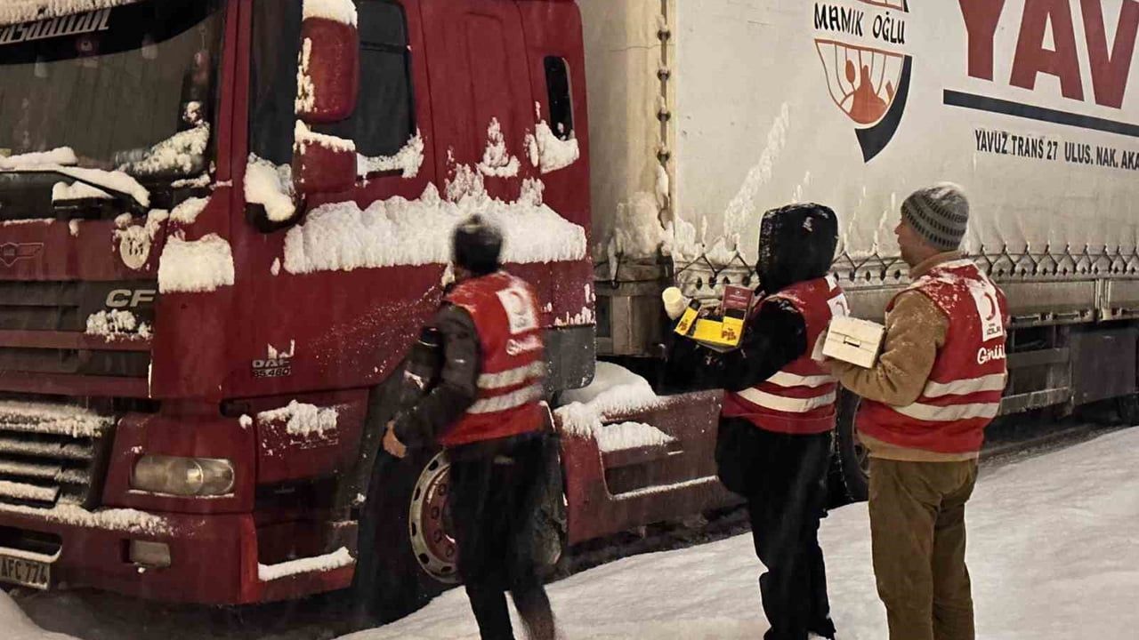 Kızılay'dan Tendürek Geçidi'nde Tır Şoförlerine Sıcak Destek