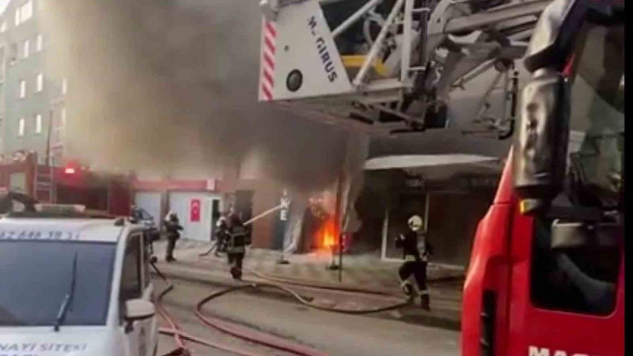 Kocaeli Çayırova'da Bisiklet Tamirhanesinde Yangın: Akü Patlamaları Büyüttü