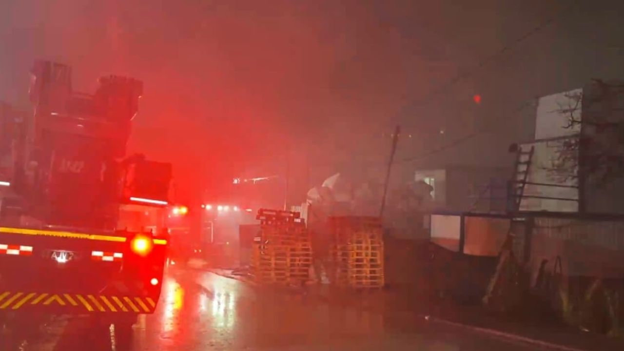 Kocaeli Çayırova'da palet deposu yangını söndürüldü