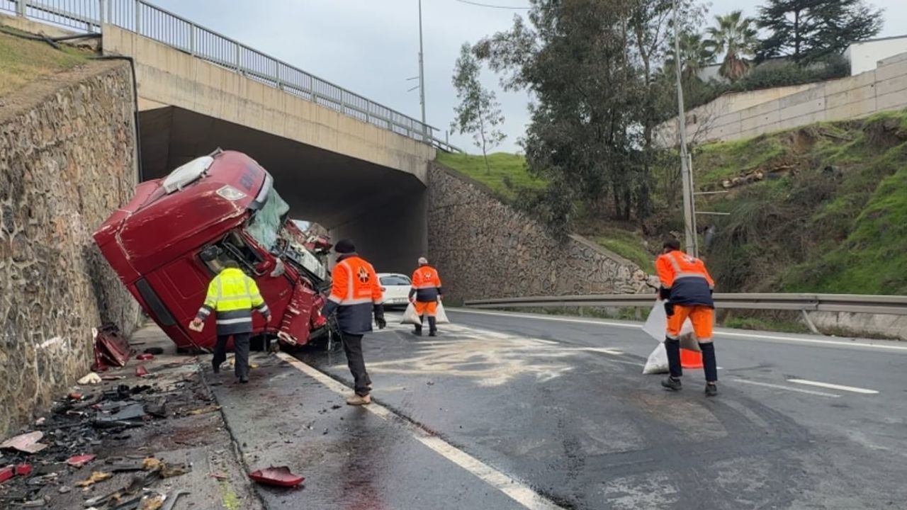 Kocaeli Çayırova'da tır istinat duvarına çarptı: sürücü ağır yaralı