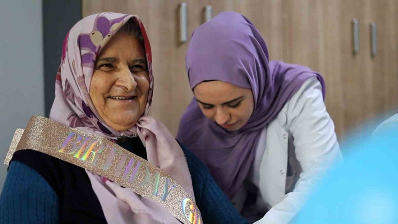 Kocaeli'de 77 Yaşındaki Senem Murat'a İlk Doğum Günü Sürprizi