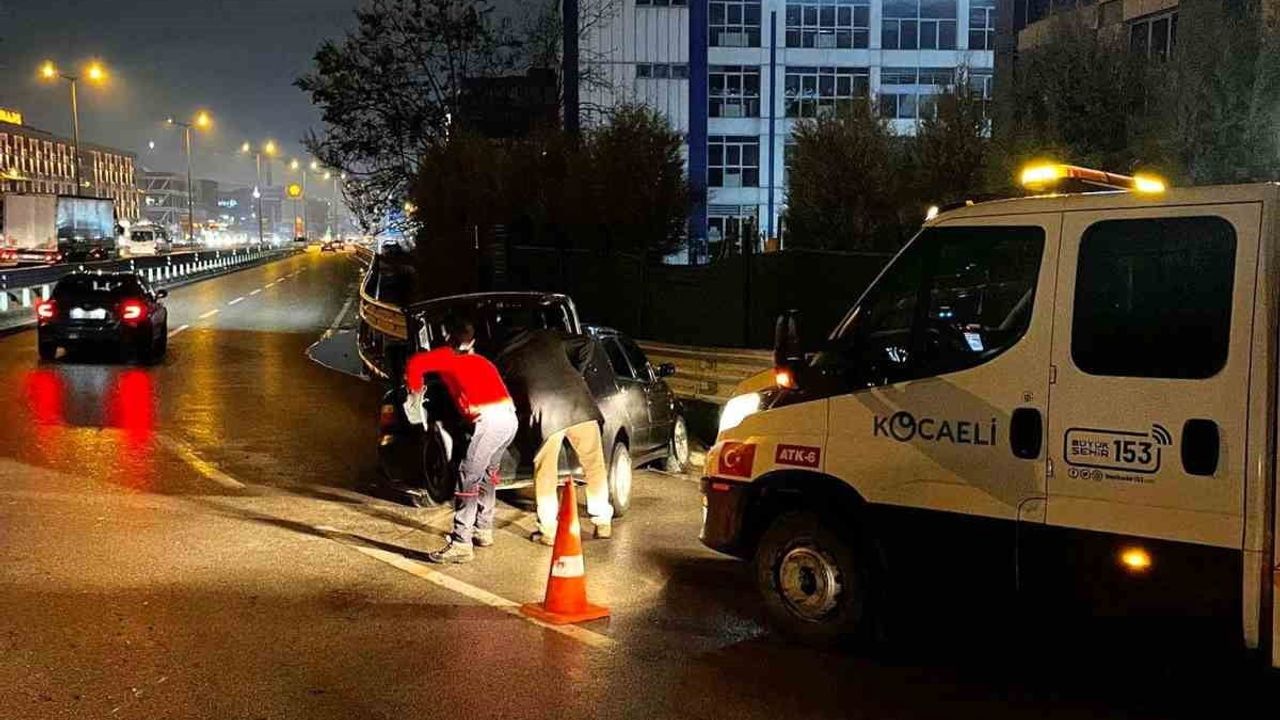 Kocaeli'de 'A Takımı' Yolda Meydana Gelen Kazaya Hızlı Müdahale Etti