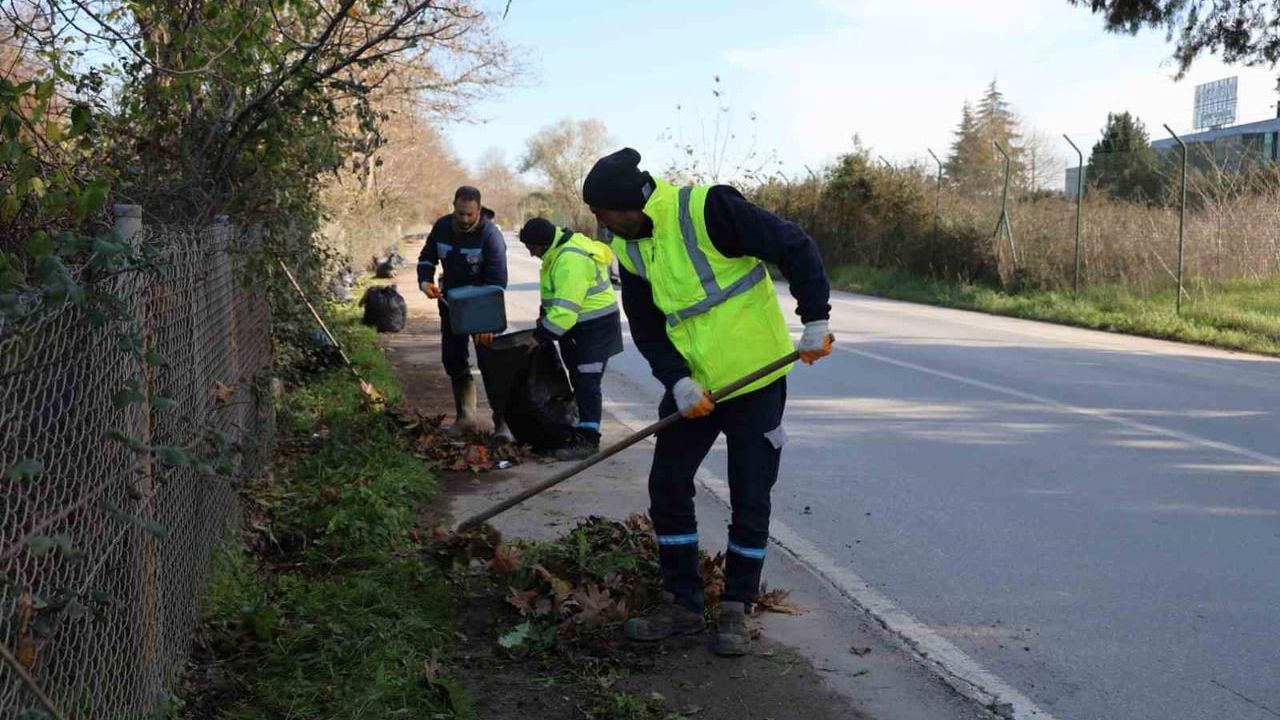 Kocaeli'de Dip Bucak Temizlik: Kaldırım ve Yol Kenarları Temizleniyor