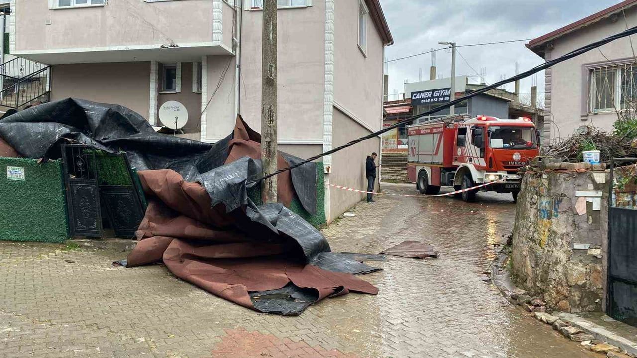 Kocaeli'de Fırtına Hasarı: Çatılar Uçtu, Aileler Konaklandı