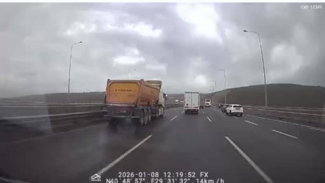 Kocaeli'de Fırtına: Kuzey Marmara Otoyolu'nda Kamyonet Devrildi