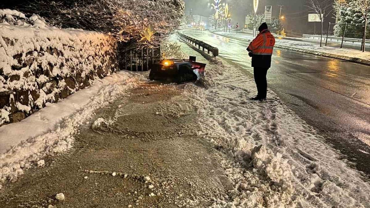 Kocaeli'de Kaldırımlar Robotik Araçlarla Kardan Temizleniyor