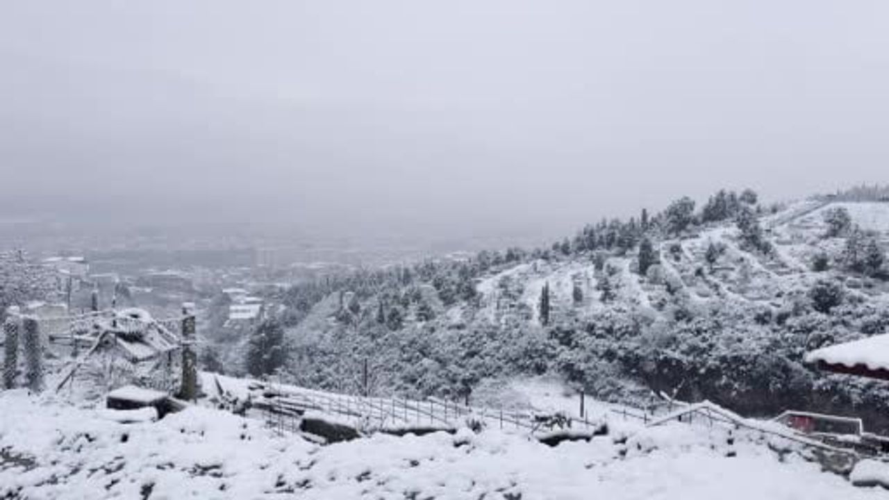 Kocaeli'de Kar Yağışı Şehri Beyaza Bürüdü