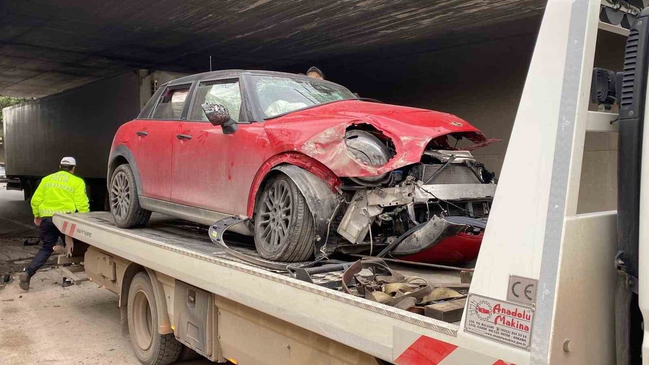Kocaeli’de Mini Cooper köprü ayağına çarptı: Sürücü yaralandı