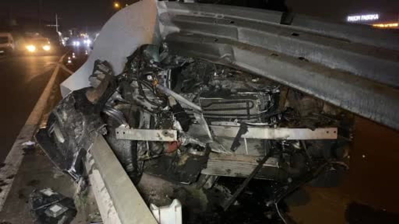 Kocaeli’de Otomobil Bariyere Saplandı: Sürücü Yaralanmadı