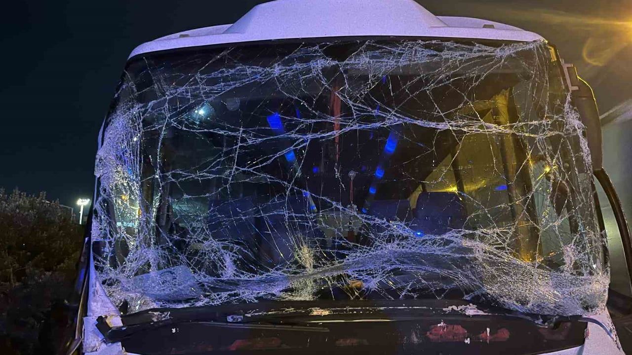Kocaeli'de servis minibüsü tıra çarptı: 6 yaralı