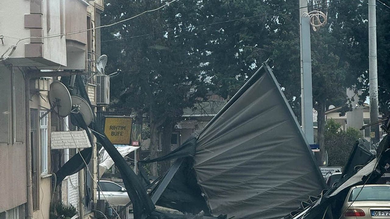 Kocaeli'de Şiddetli Fırtına: Çatıdan Kopan Kereste Otobüse Saplandı