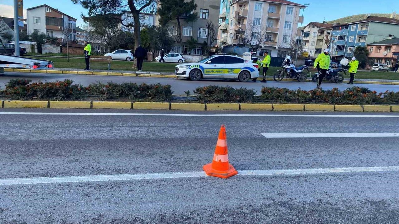 Kocaeli'de Uygulamadan Kaçan Motosikletli Trafik Polisine Çarptı, Polis Yaralandı