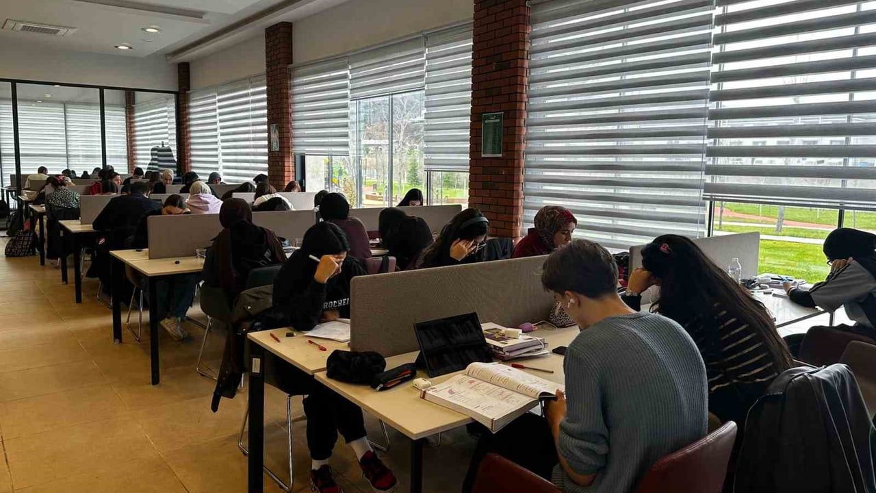 Kocaeli'de Yarıyıl Tatilinde Kütüphaneler Gençlerin Adresi