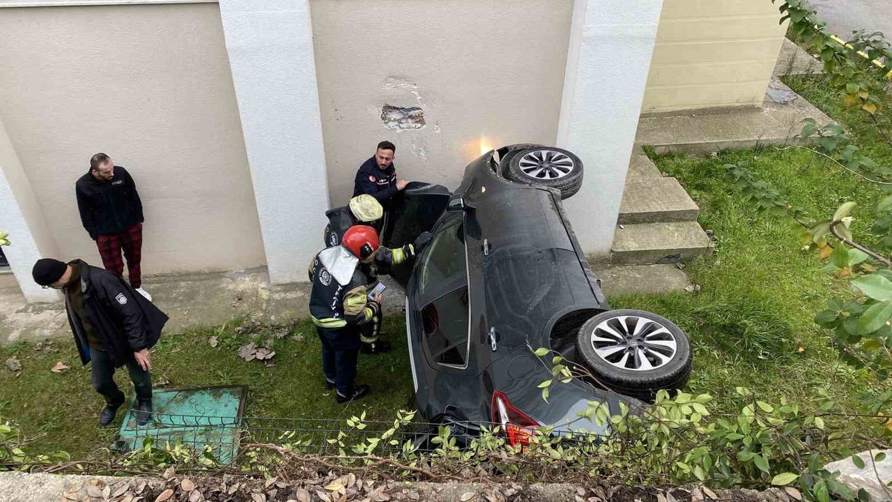 Kocaeli Derince'de İstinat Duvarından Düşen Otomobilde Anne ve Kızı Yaralandı