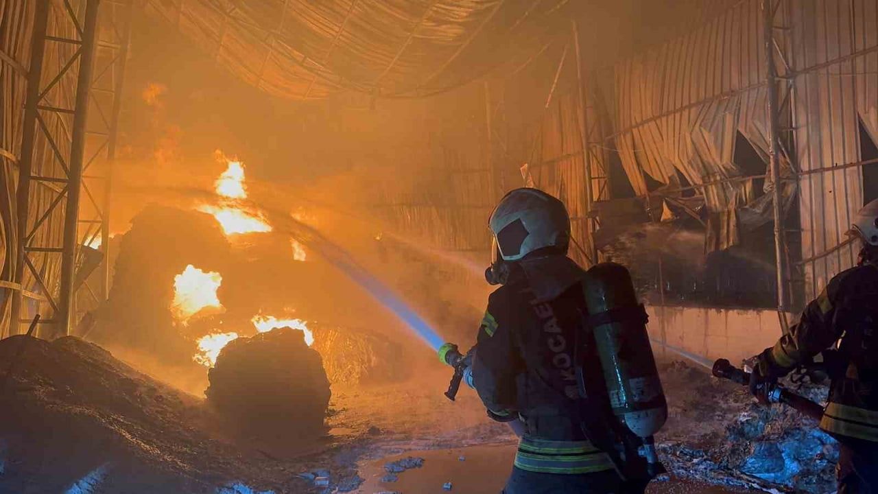 Kocaeli Gebze'de Atık Naylon Deposunda Yangın Söndürüldü
