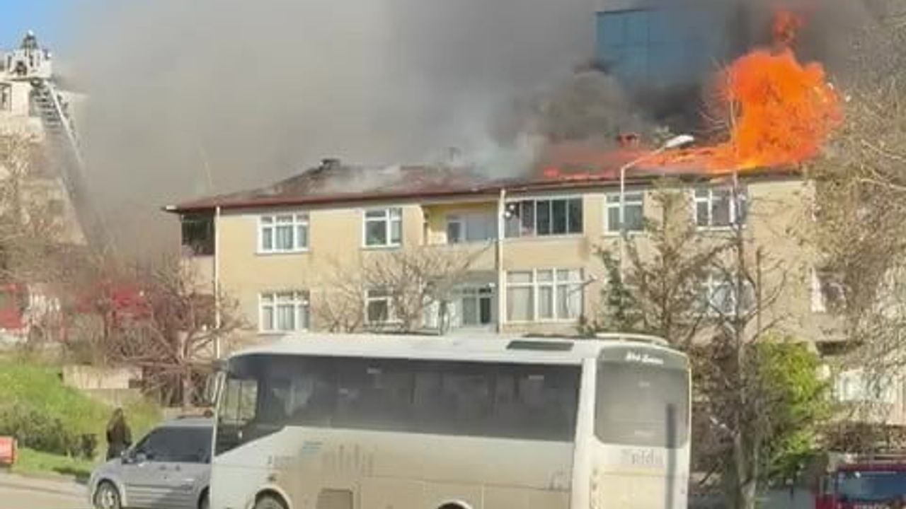 Kocaeli Gebze'de Çatı Onarımında Yangın: Membran Alev Aldı