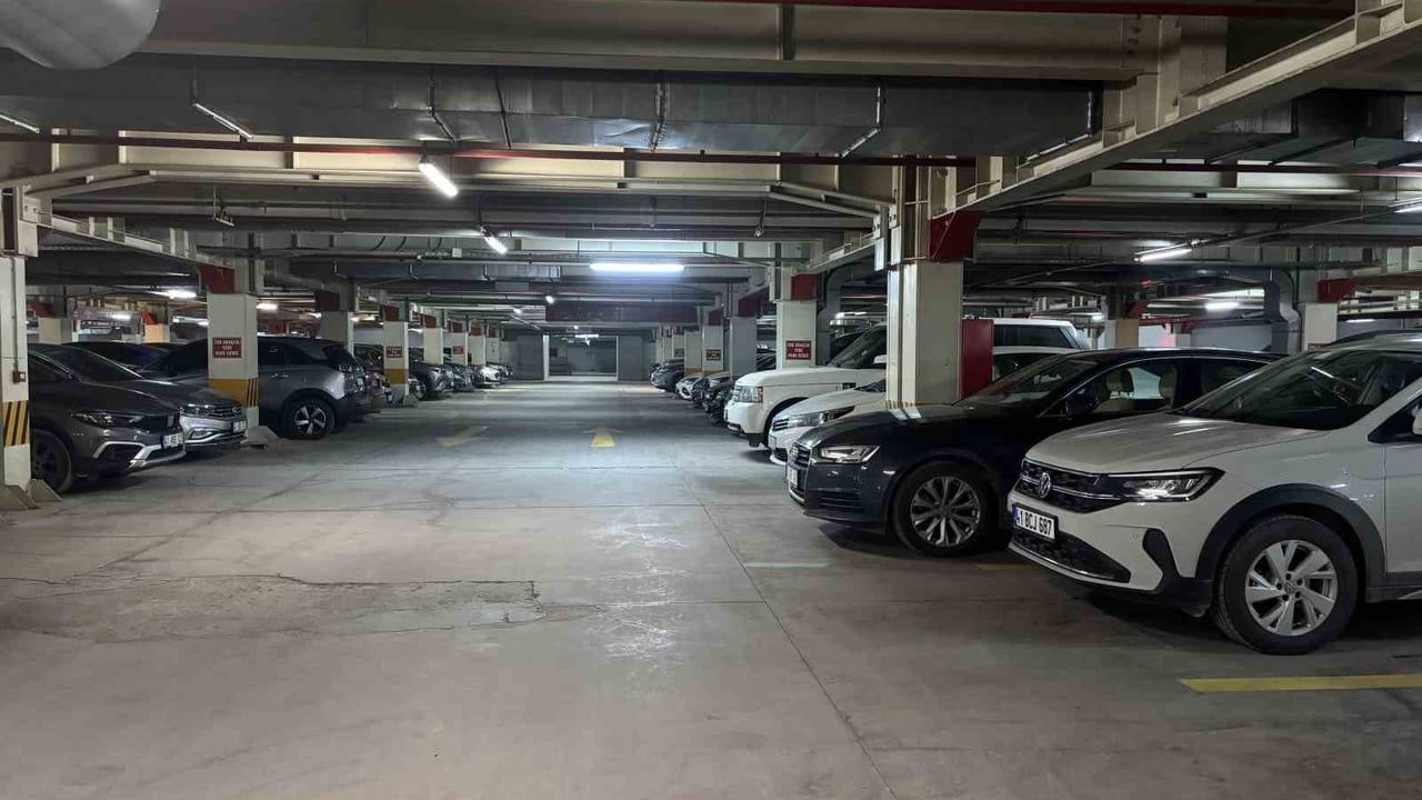 Kocaeli İzmit’te AVM Otoparkında Bıçaklı Kavga: Zanlı Tutuklandı