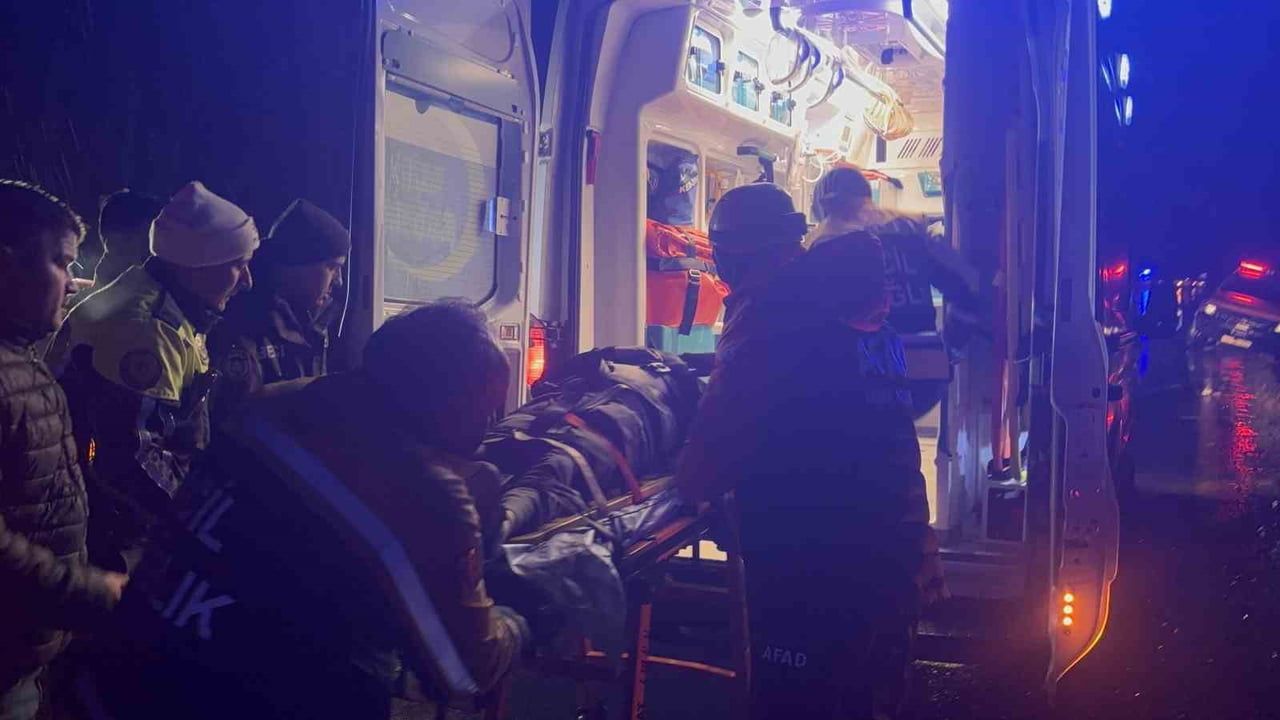 Kocaeli Kandıra'da Otomobil Çaya Uçtu: Baba ve Oğlu Hayatını Kaybetti