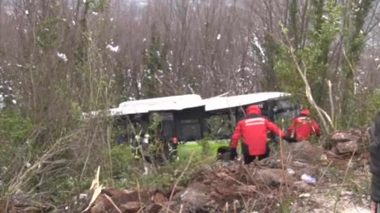 Kocaeli Kartepe'de Şehir İçi Otobüs Şarampole Yuvarlandı
