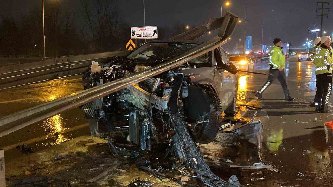 Kocaeli Kartepe'de Ters Yönde Giden Otomobil Bariyerleri Biçti: 1 Yaralı