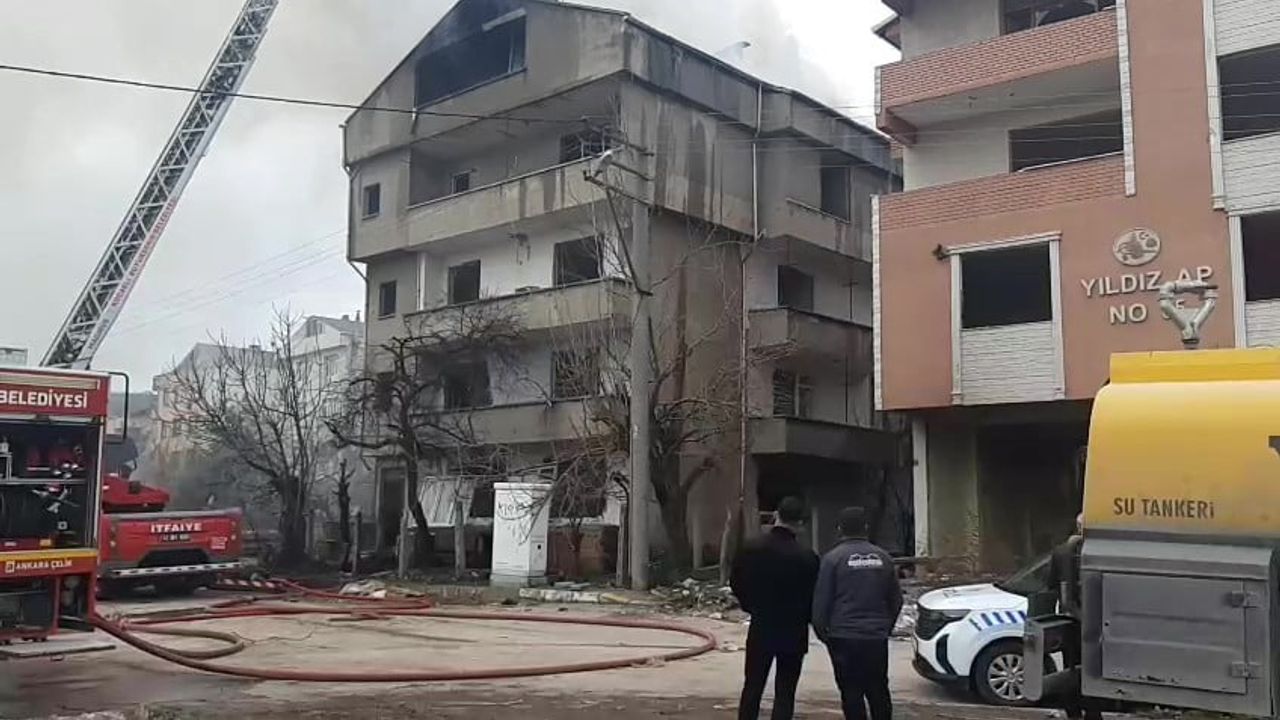 Kocaeli Körfez’de Yıkım Sırasında Çatı Yangını: İtfaiye Müdahale Etti