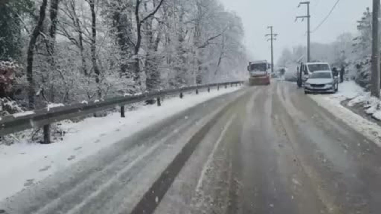 Kocaeli'nin Yüksek Kesimlerine Lapa Lapa Kar: Kartepe'de Hava -6 derece