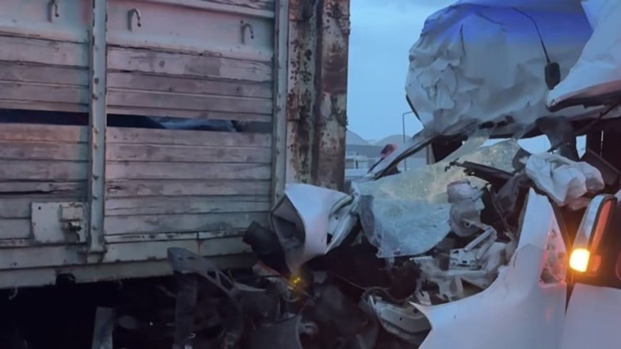 Kocaeli TEM Otoyolu'nda servis minibüsü ile kamyon çarpıştı — 7 yaralı