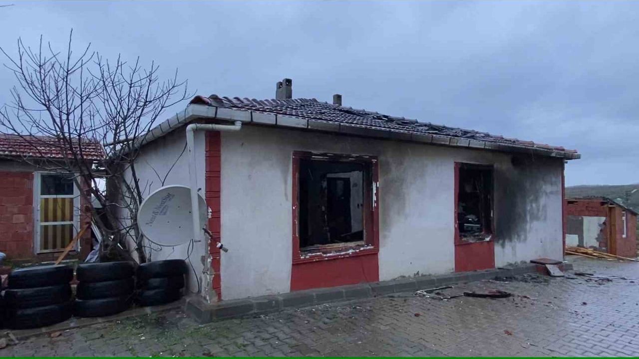 Kocaeli'yi Fırtına Vurdu: Çatılar Uçtu, Tel Yangını ve Tenteyle Savrulan Vatandaş