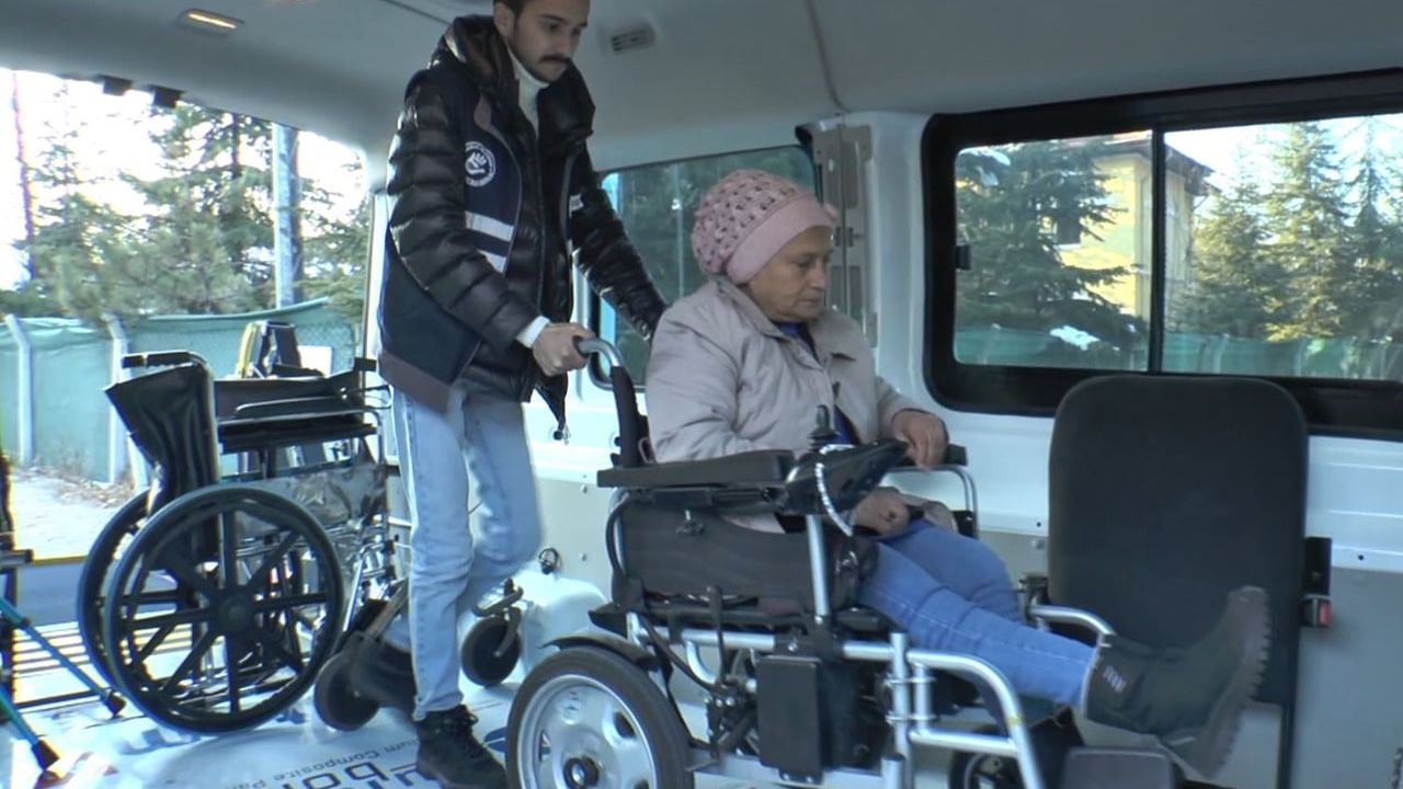 Kocasinan Belediyesi'nin Engelsiz Nakil Aracı engelli vatandaşların yanında