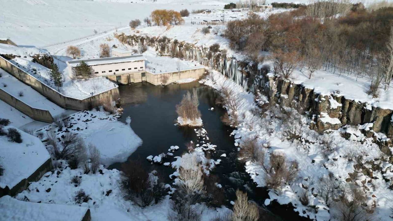 Koçköprü Kanyonu'nda Metrelerce Buz Sarkıtları Görsel Şölen Sunuyor