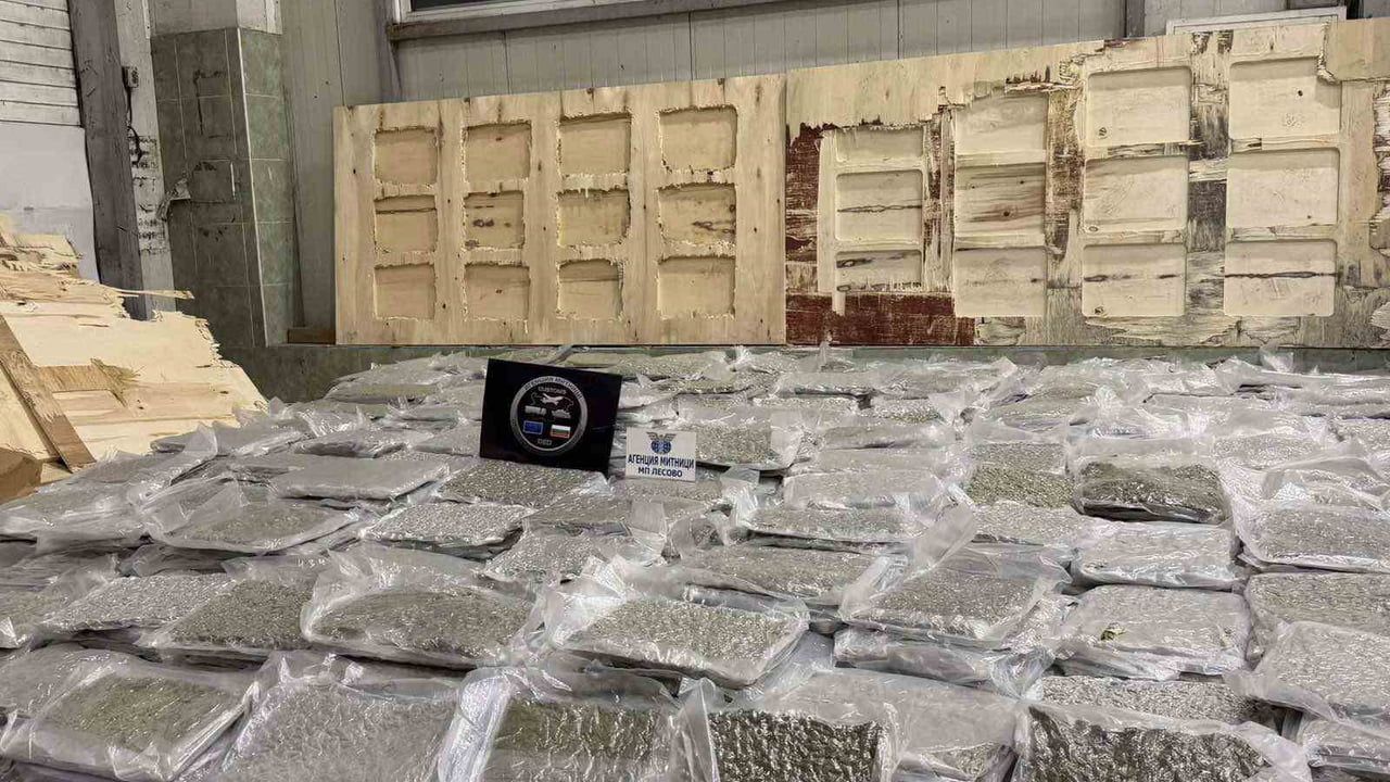 Kontrplak Arasına Gizlenen 700 Kilo Esrar Sınırda Ele Geçirildi