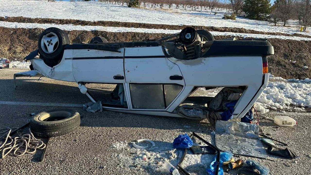 Konya Bozkır'da buzlanma: Otomobil takla attı, sürücü yara almadı