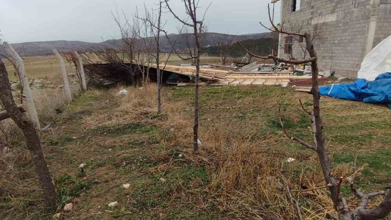 Konya Bozkır’da Fırtına: Çatıları Uçurdu, Ağaçları Devirdi