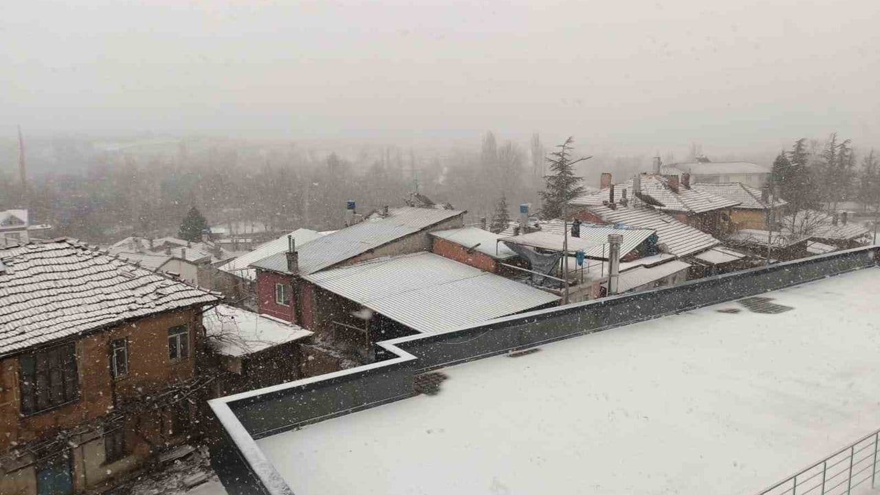 Konya'da kar sevinci: Beyşehir, Hüyük ve Derebucak beyaza büründü