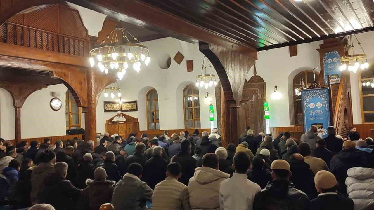 Konya'da Miraç Kandili: Kulu ve Bozkır Camileri Doldu